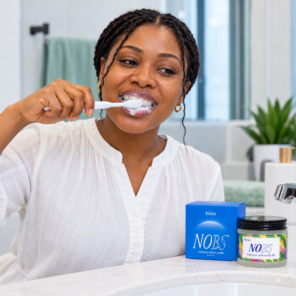 Usage demonstration: brushing with a damp toothbrush